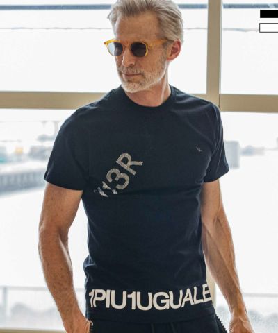 1PIU1UGUALE3 RELAX(ウノピゥウノウグァーレトレ リラックス)グラデーションロゴ半袖Tシャツ