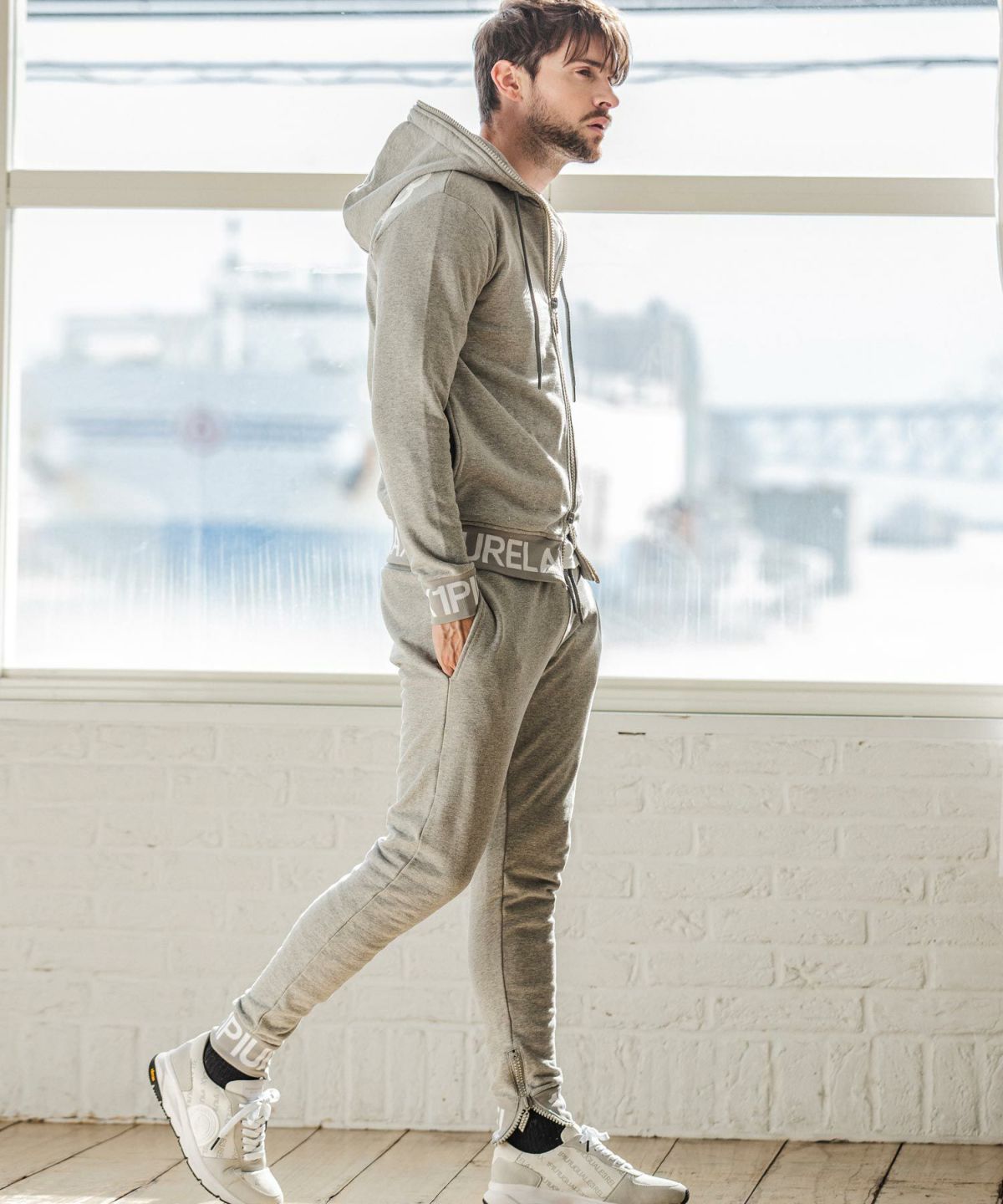 【値下げ中】1PIU1UGUALE3 ブラック ミトン 1PIU1UGUALE3 RELAX(ウノピゥウノウグァーレトレ リラックス)レザー