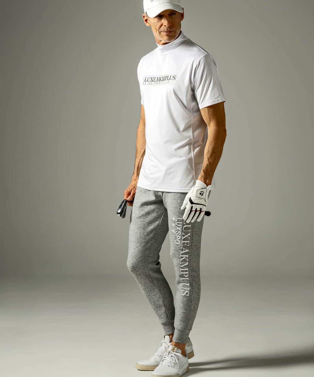 新品1PIU1UGUALE3 GOLF24SSランダムロゴモックネックTシャツ白 新品1PIU1UGUALE3 GOLF24SSランダムロゴモックネックTシャツ白