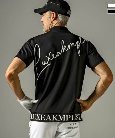 LUXEAKMPLUS(リュクスエイケイエムプラス)ゴルフ カーシヴロゴ半袖モックネックTシャツ