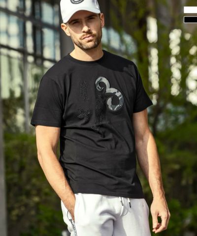 1PIU1UGUALE3 RELAX(ウノピゥウノウグァーレトレ リラックス)ラインストーン×カモ柄ロゴ半袖Tシャツ