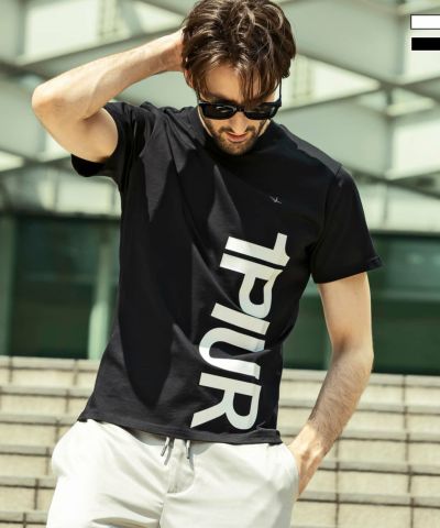1PIU1UGUALE3 RELAX(ウノピゥウノウグァーレトレ リラックス)縦ロゴ半袖Tシャツ