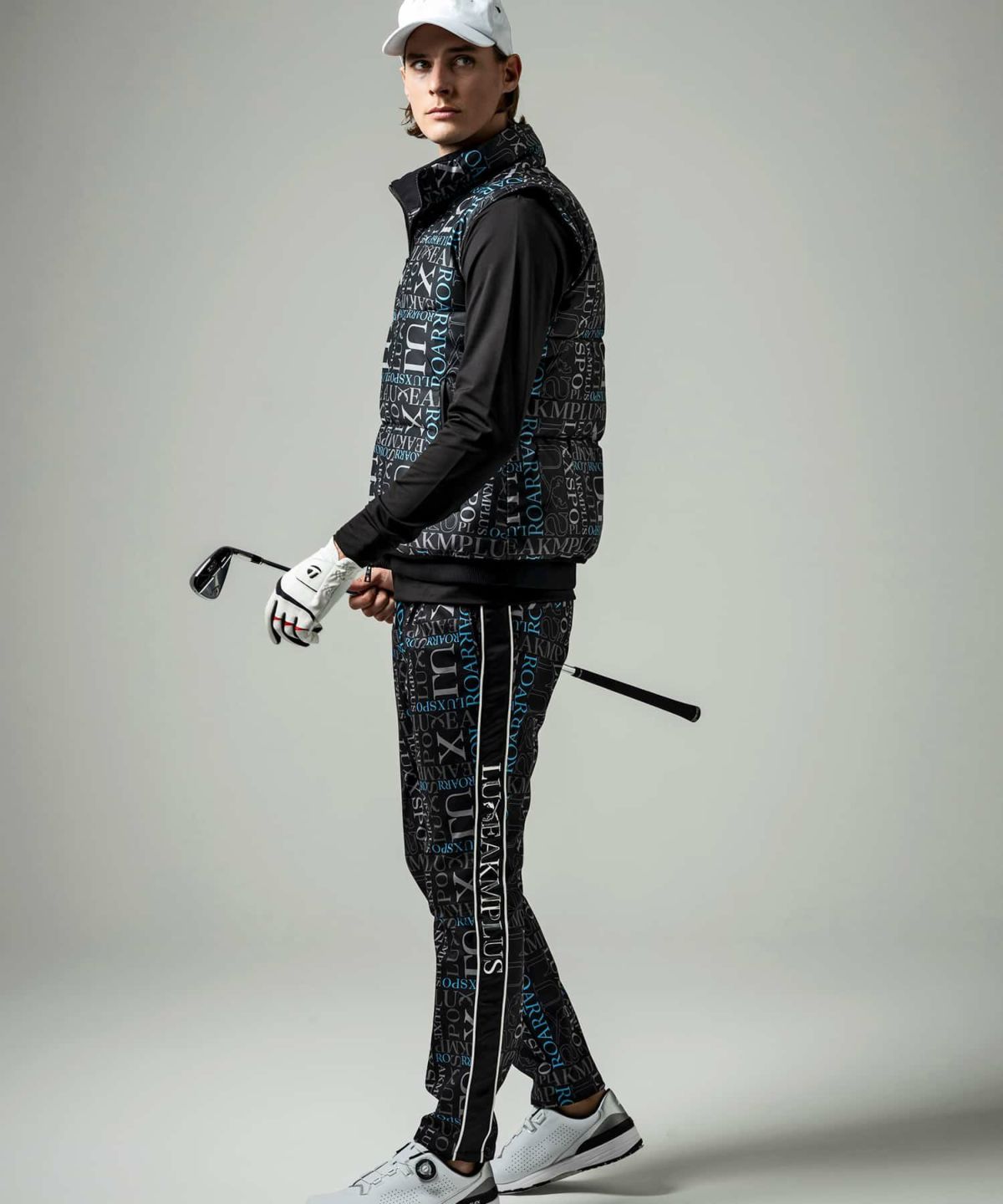 【新品未使用】LUXEAKMPLUS リュクスエイケイエムプラス 総柄中綿ベスト LUXEAKMPLUS×roar(リュクスエイケイエムプラス)ゴルフ 総柄ロゴ中綿