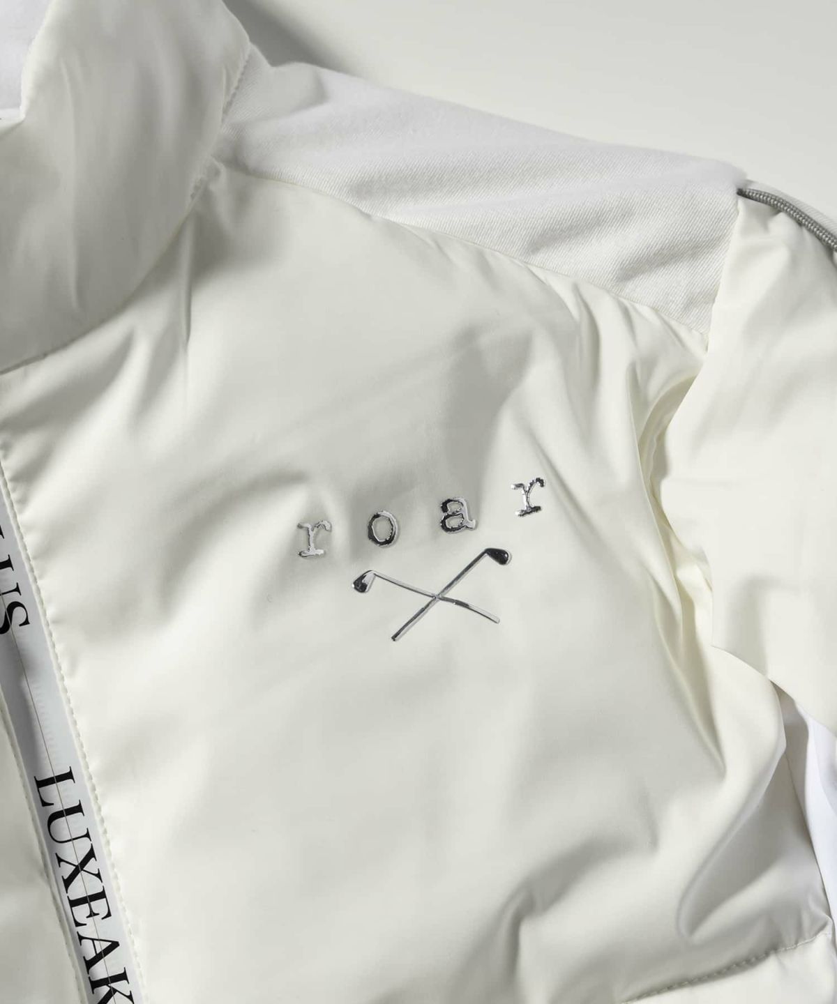 新品 LUXEAKMPLUS×roarコラボ スリーブロゴ 中綿ブルゾン M LUXE AKM PLUS LUXEAKMPLUS×roar リュクスエイケイエムプラス ゴルフ