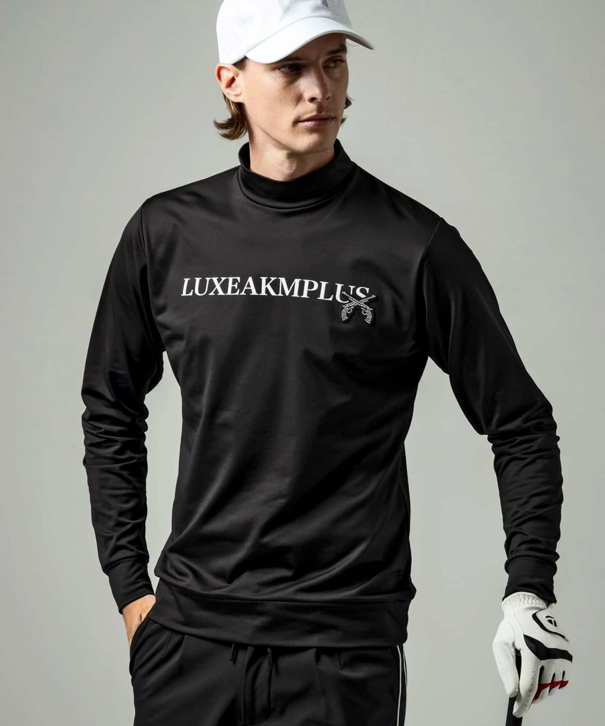 M リュクスエイケイエムプラス 総柄ビッグロゴ モックネックシャツ 黒 LUXEAKMPLUS リュクスエイケイエムプラス ゴルフ ウェア メンズ