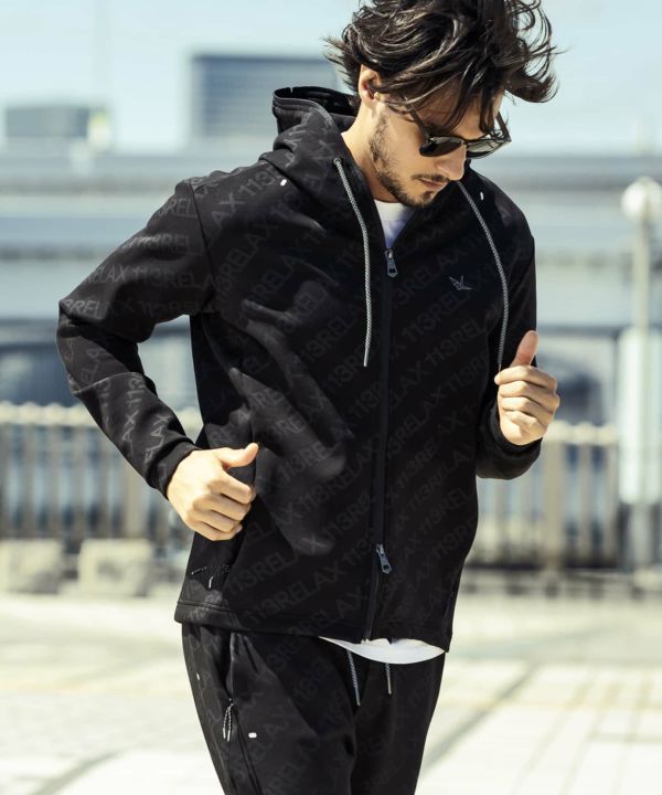 1PIU1UGUALE3 RELAX(ウノピゥウノウグァーレトレ リラックス)総柄ロゴ