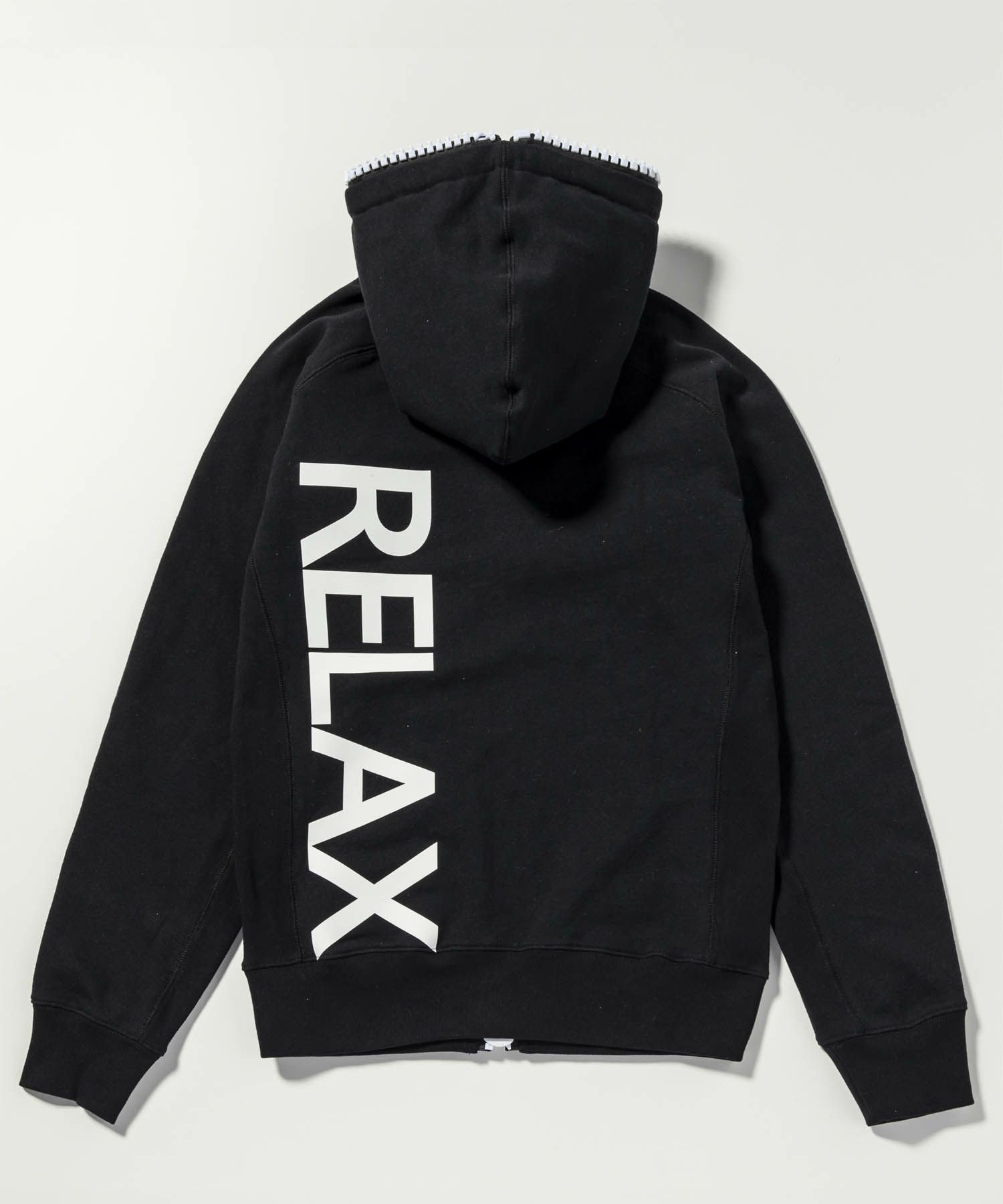 1PIU1UGUALE3 RELAX(ウノピゥウノウグァーレトレ リラックス)縦ロゴ  