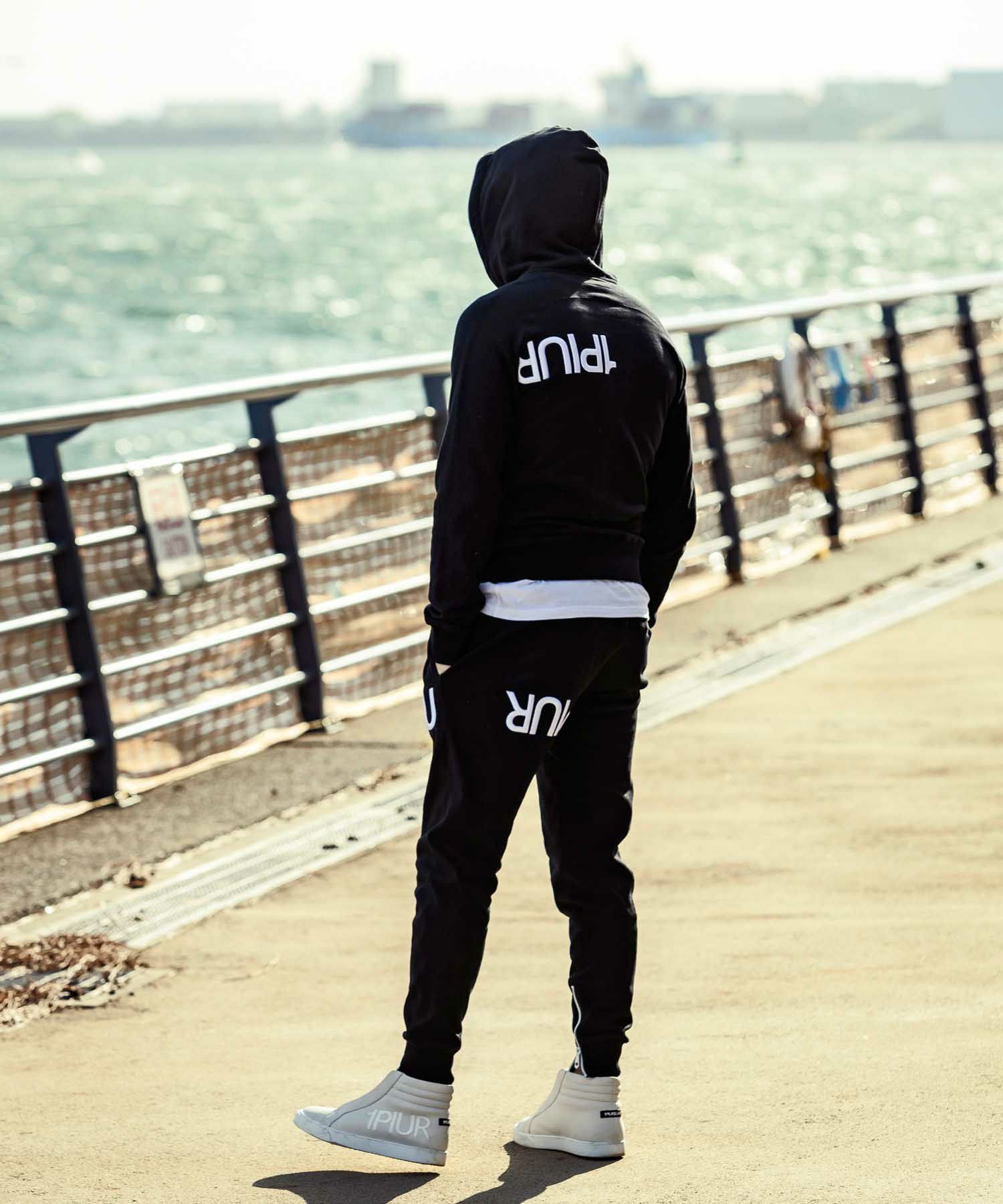 1PIU1UGUALE3 RELAX(ウノピゥウノウグァーレトレ リラックス)刺繍ロゴ  