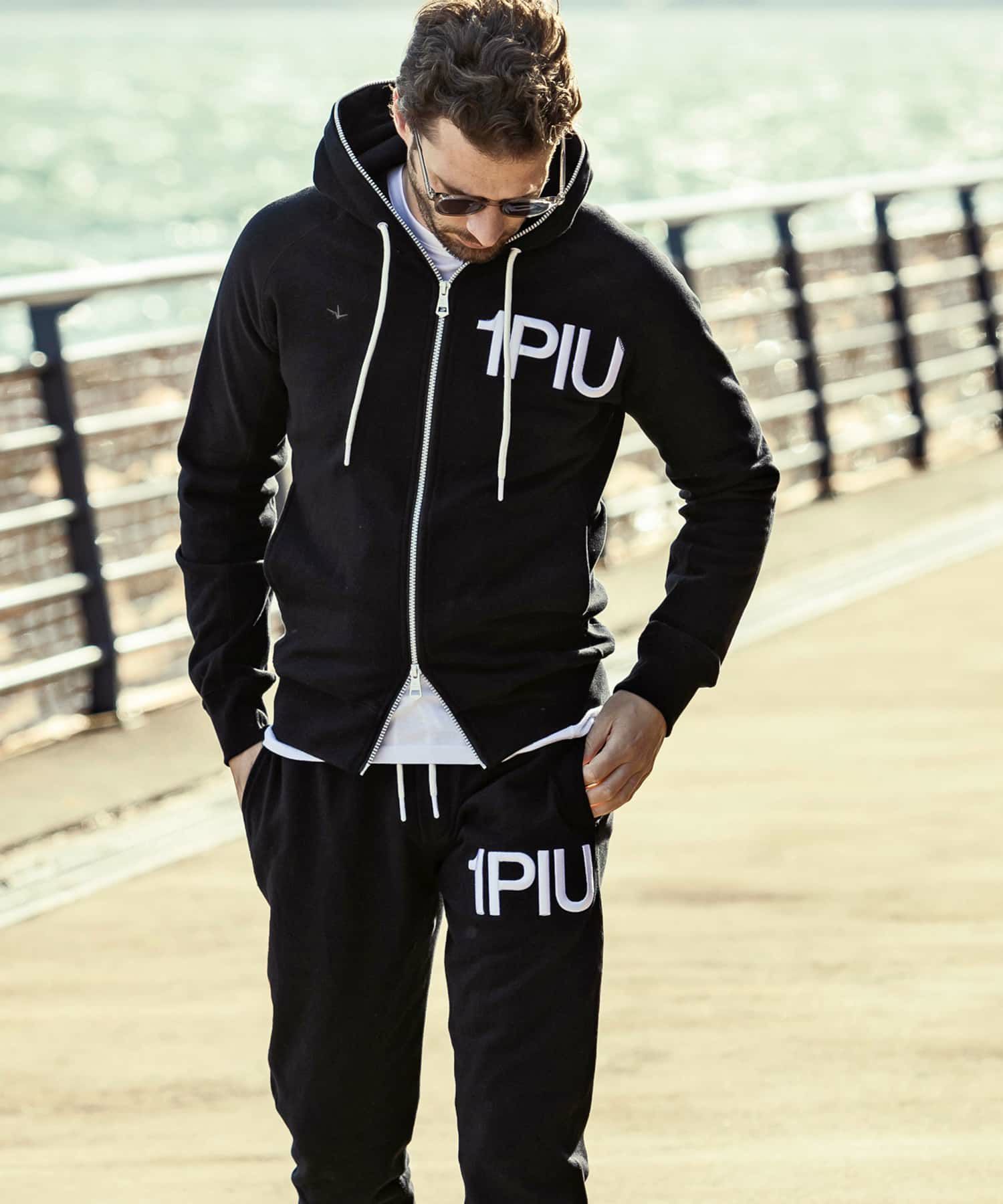 1PIU1UGUALE3 RELAX(ウノピゥウノウグァーレトレ リラックス)刺繍ロゴ  