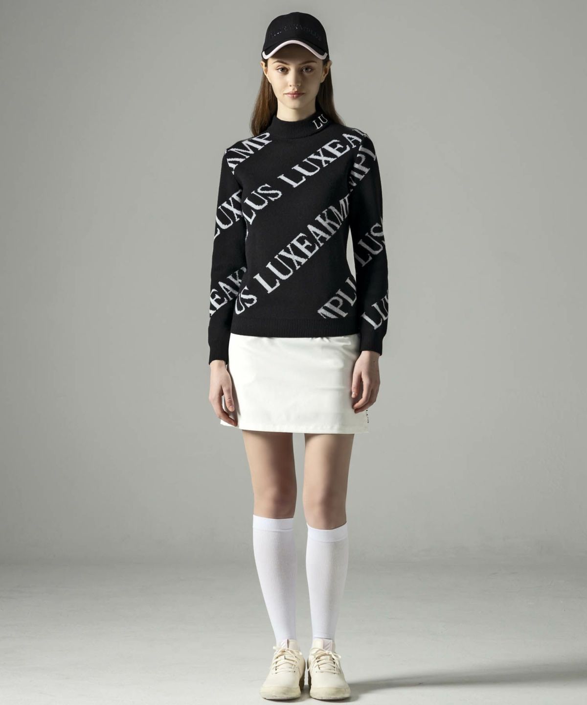 LUXEAKMPLUS(リュクスエイケイエムプラス)ゴルフ 総柄ロゴモックネック