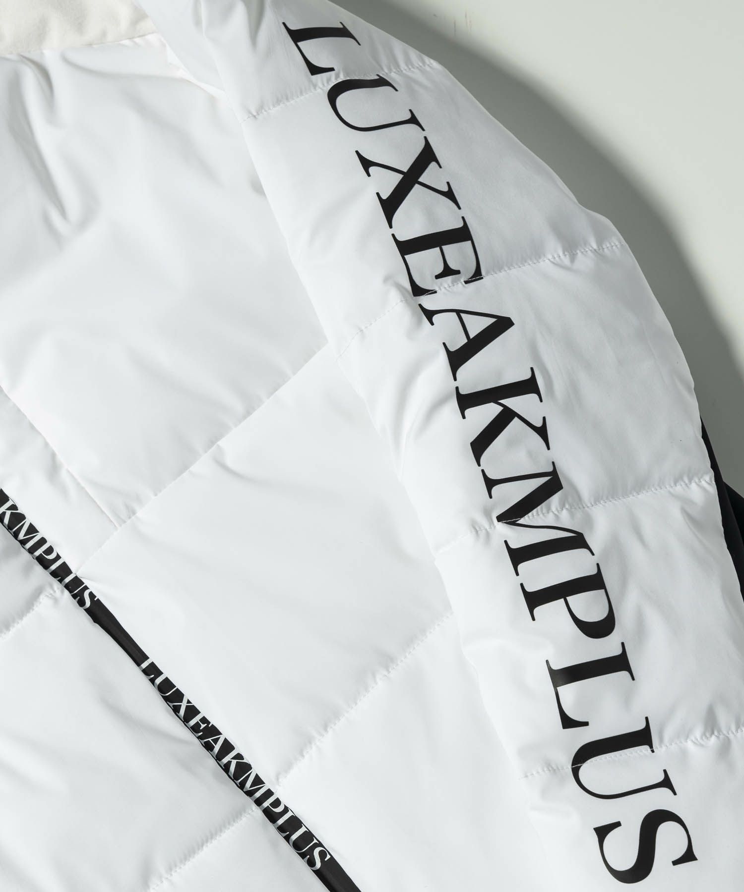 LUXEAKMPLUS(リュクスエイケイエムプラス)ゴルフ 袖ロゴフィット中綿