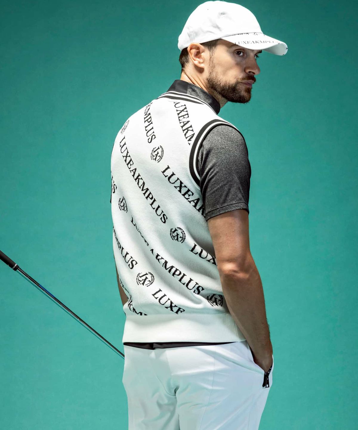 LUXEAKMPLUS(リュクスエイケイエムプラス)ゴルフ 総柄ロゴニットベスト