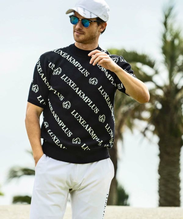 LUXEAKMPLUS(リュクスエイケイエムプラス)ゴルフ 総柄ロゴ半袖モック