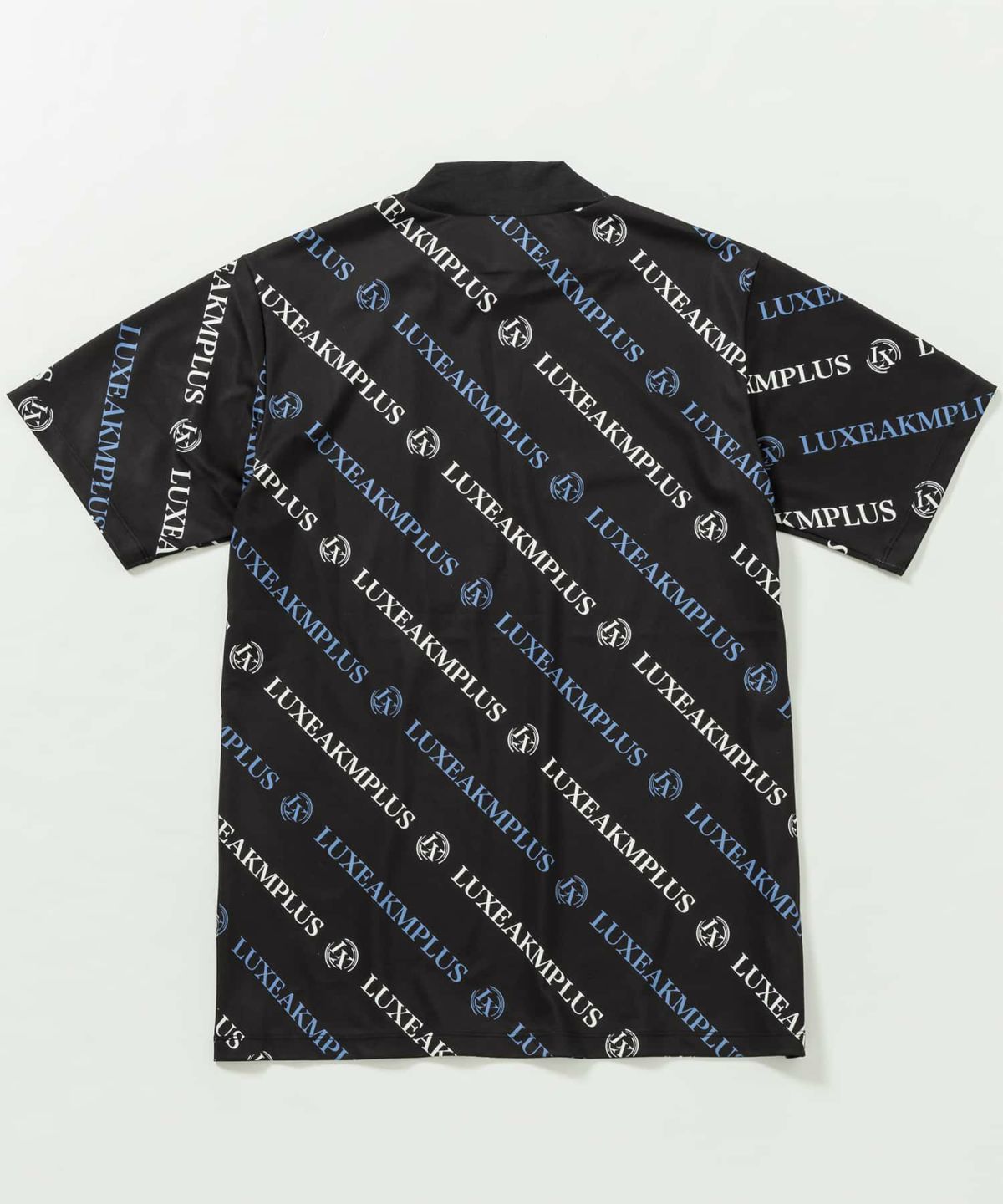 LUXEAKMPLUS ロゴデザインシャツ LUXEAKMPLUS(リュクスエイケイエムプラス)ゴルフ 総柄ロゴ半袖モック
