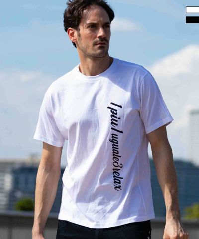1PIU1UGUALE3 RELAX(ウノピゥウノウグァーレトレ リラックス)縦ロゴ半袖Tシャツ