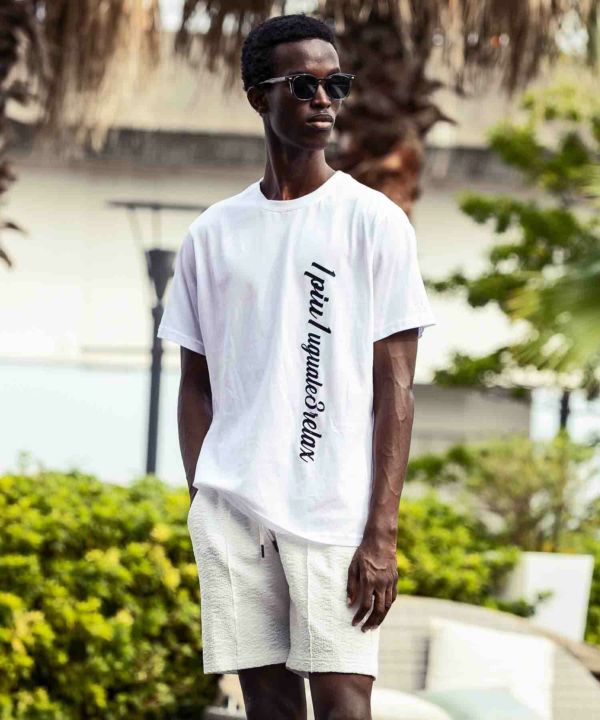 1PIU1UGUALE3 RELAX(ウノピゥウノウグァーレトレ リラックス)縦ロゴ