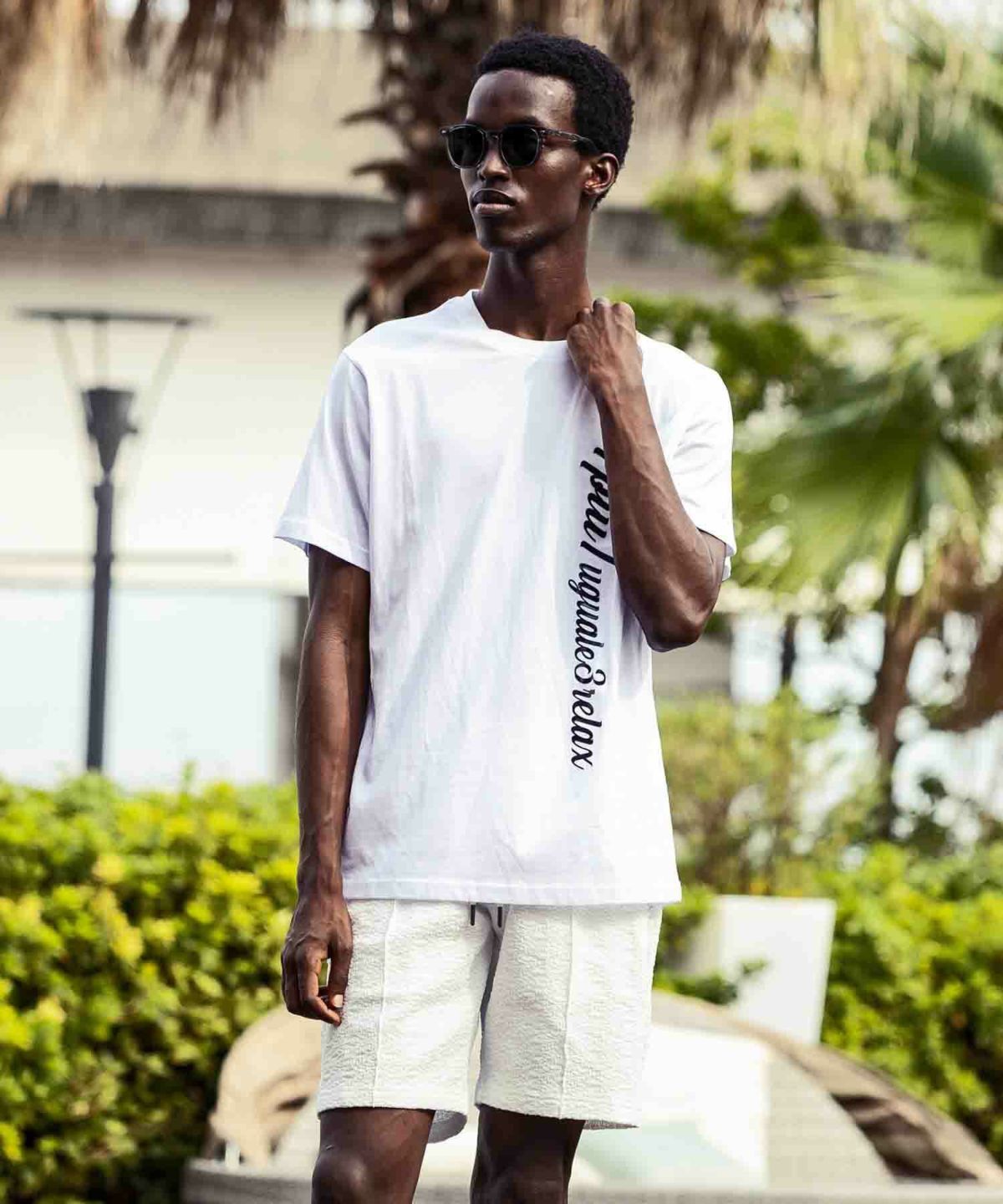 1PIU1UGUALE3 RELAX(ウノピゥウノウグァーレトレ リラックス)縦ロゴ