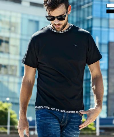1PIU1UGUALE3 RELAX(ウノピゥウノウグァーレトレ リラックス)ネックロゴ半袖Tシャツ