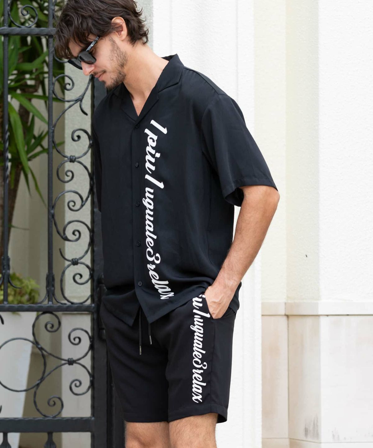 1PIU1UGUALE3 RELAX(ウノピゥウノウグァーレトレ リラックス)縦ロゴ