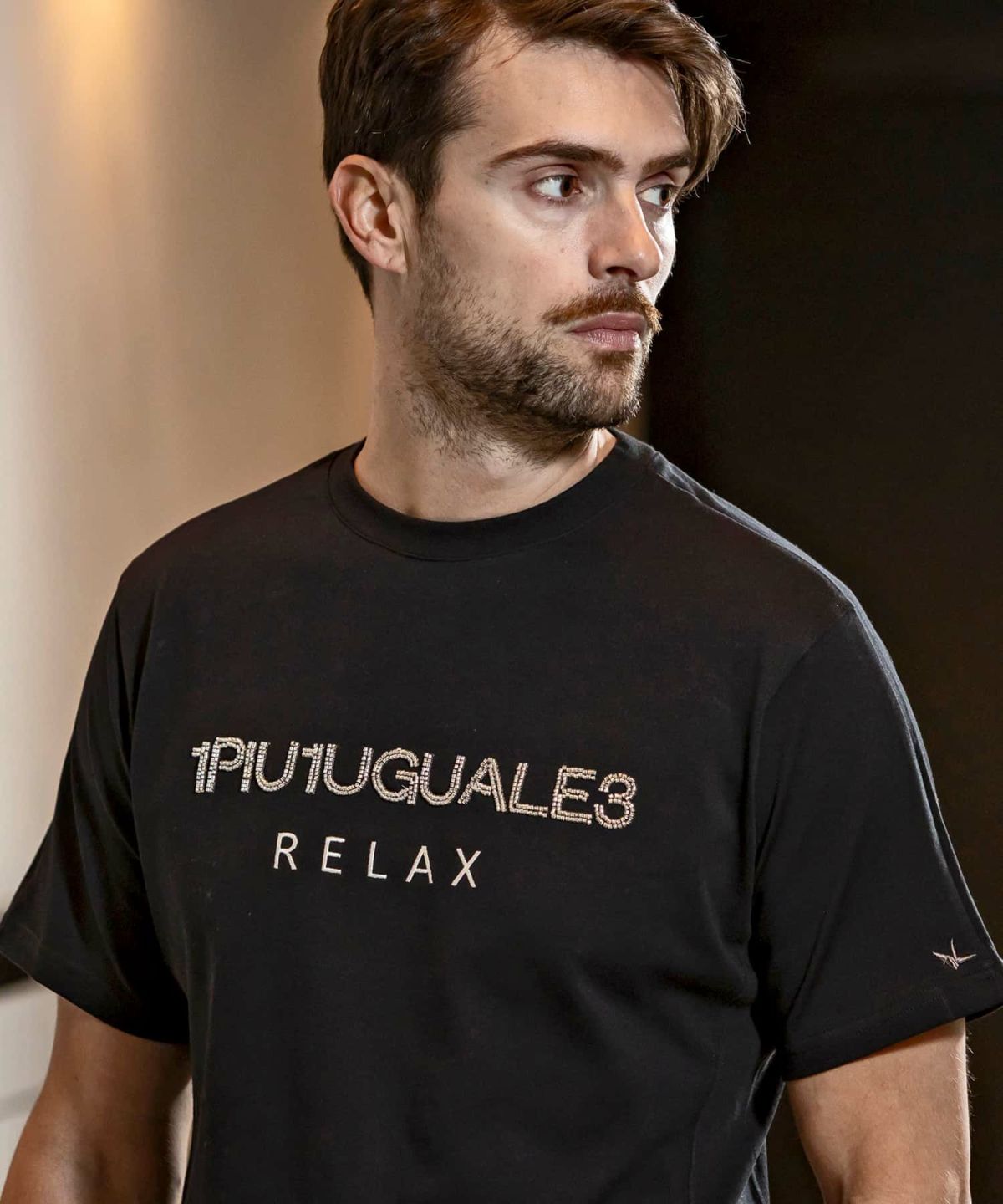 1PIU1UGUALE3 RELAX(ウノピゥウノウグァーレトレ リラックス)ビーズロゴ半袖Tシャツ