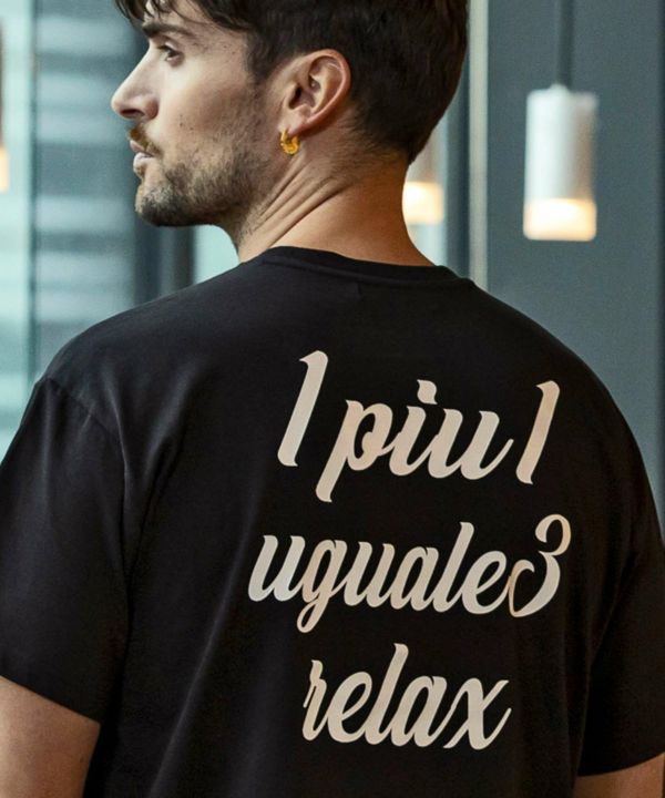 国内発 1PIU1UGUALE3 RELAX バックグリッターロゴ 半袖Tシャツ 1PIU1UGUALE3 RELAX(ウノピゥウノウグァーレトレ リラックス