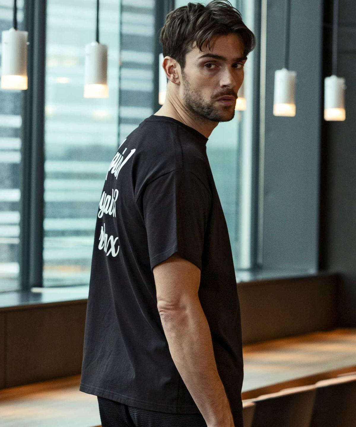 国内発 1PIU1UGUALE3 RELAX バックグリッターロゴ 半袖Tシャツ 1PIU1UGUALE3 RELAX バックグリッターロゴ半袖Tシャツ | ウノ