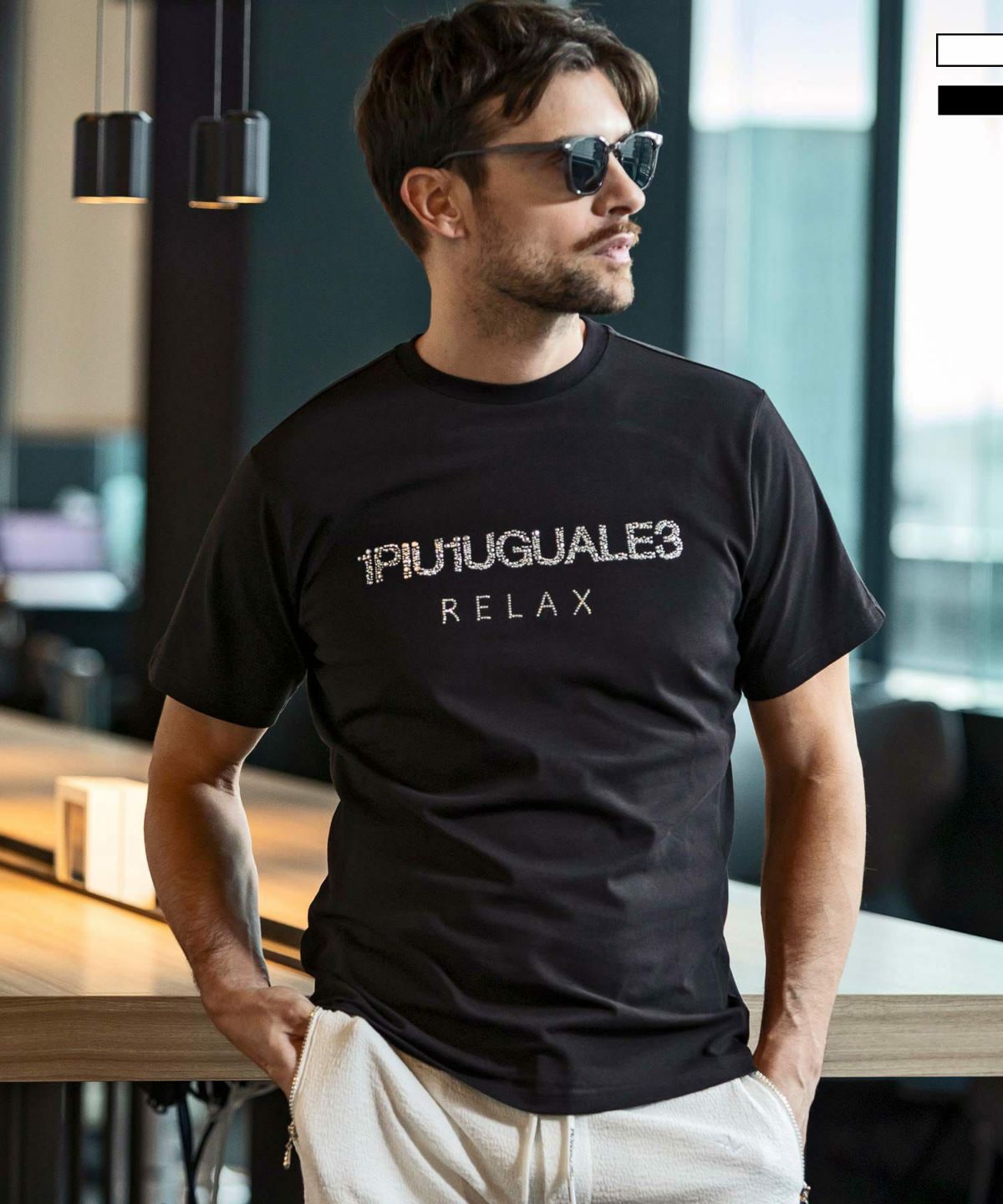 1PIU1UGUALE3 RELAX(ウノピゥウノウグァーレトレ リラックス)ランダムラインストーンロゴ半袖Tシャツ