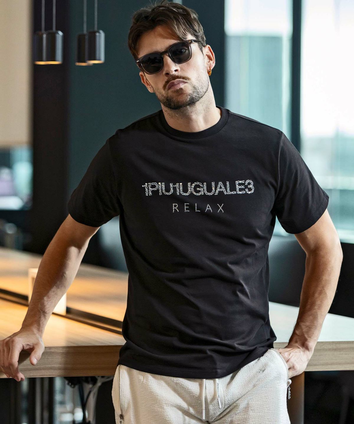 1PIU1UGUALE3 RELAX(ウノピゥウノウグァーレトレ リラックス)ランダムラインストーンロゴ半袖Tシャツ