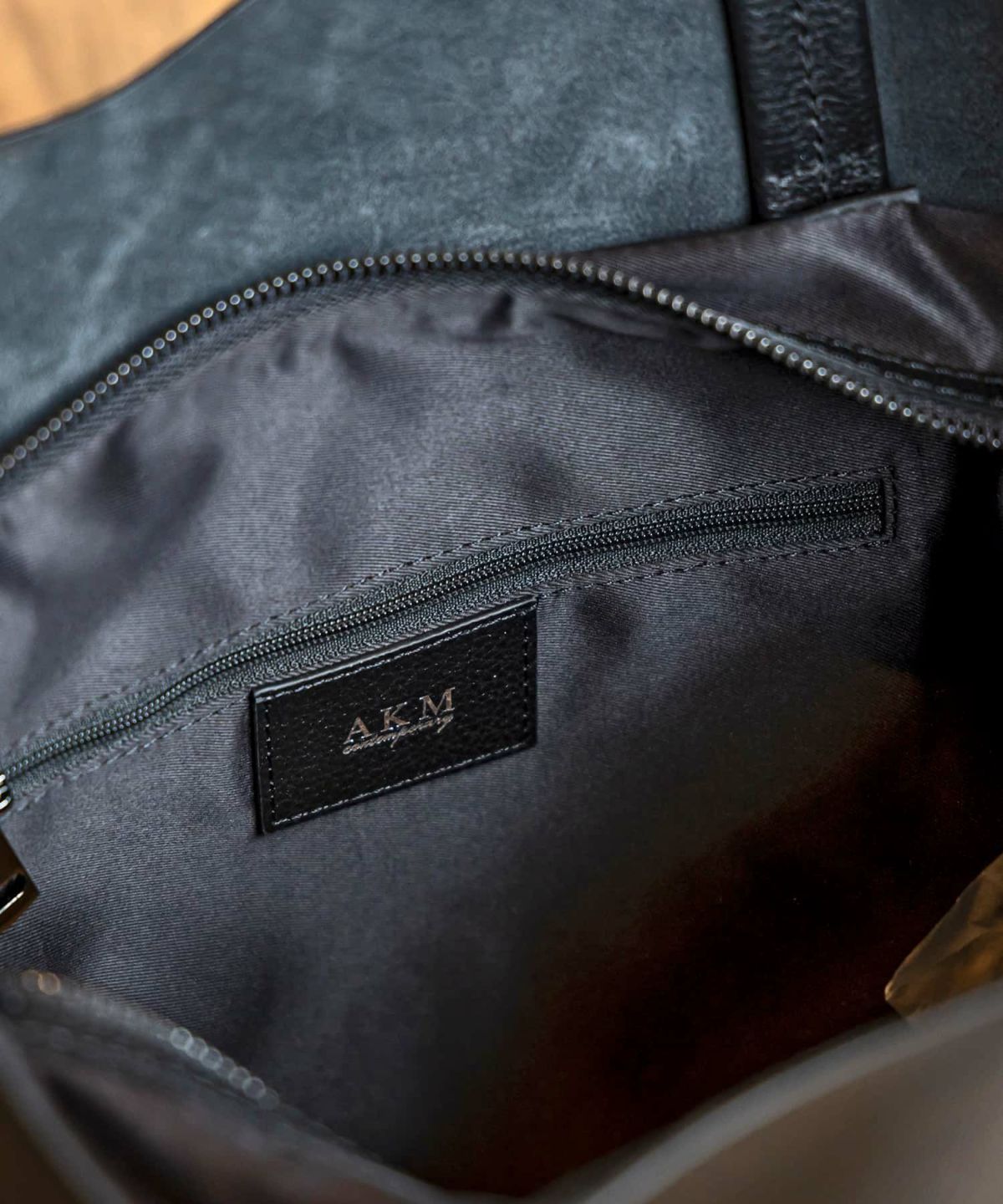 AKM Contemporary(エイケイエムコンテンポラリー)バーティカル
