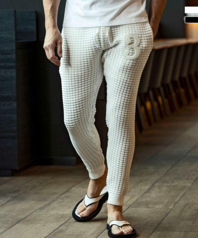 1PIU1UGUALE3 RELAX(ウノピゥウノウグァーレトレ リラックス)3ロゴ