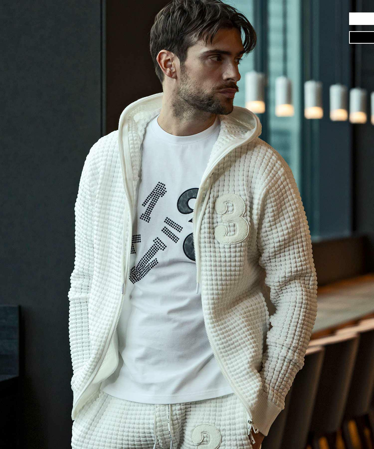 1PIU1UGUALE3 RELAX(ウノピゥウノウグァーレトレ リラックス)3ロゴワッ  