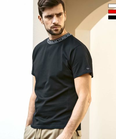 1PIU1UGUALE3 RELAX(ウノピゥウノウグァーレトレ リラックス)ネックロゴ半袖Tシャツ