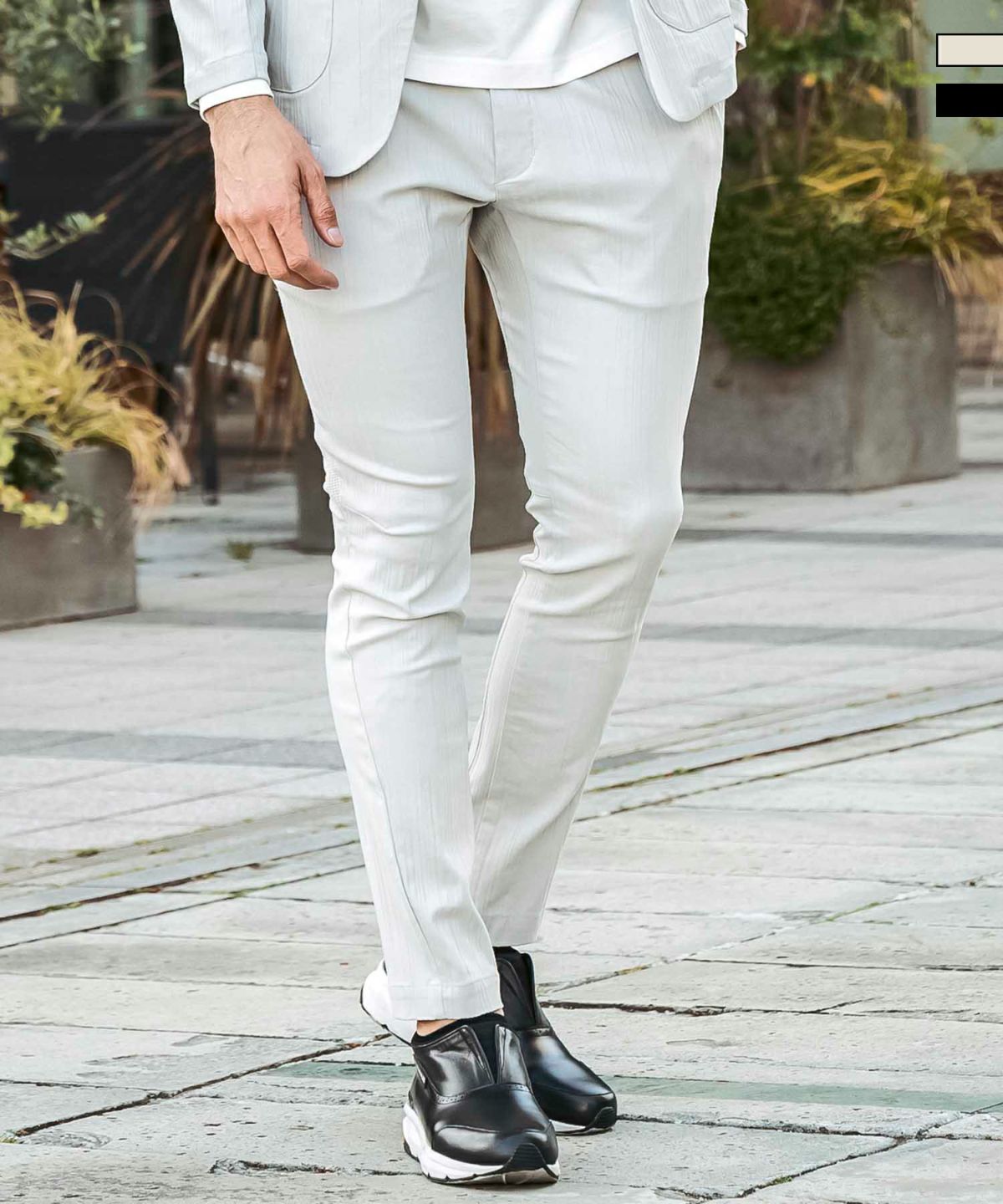 ウノピゥウノウグァーレトレ リラックス] クラシックスラックス white