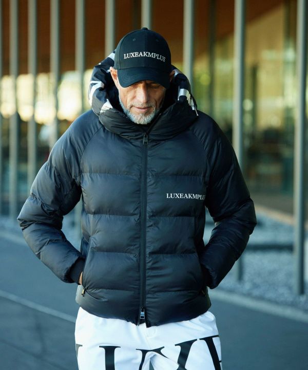 LUXEAKMPLUS　リュクスエイケイエムプラス 中綿 ナイロンブルゾン 総柄 ブラック系 XXL [240101137766] ゴルフウェア メンズ LUXEAKMPLUS(リュクスエイケイエムプラス)ゴルフ フードロゴ軽量
