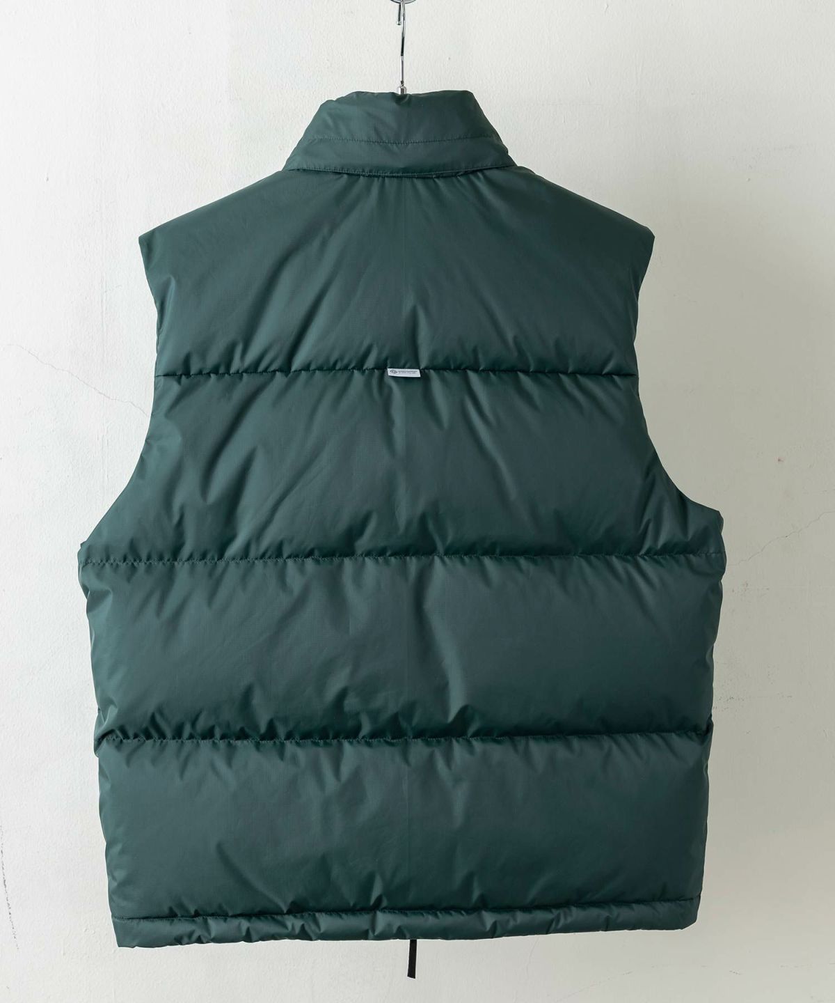 ATTACHMENT アタッチメント コーティングダウンベスト ATTACHMENT(アタッチメント) - NY TAFFETA COLLARLESS DOWN VEST