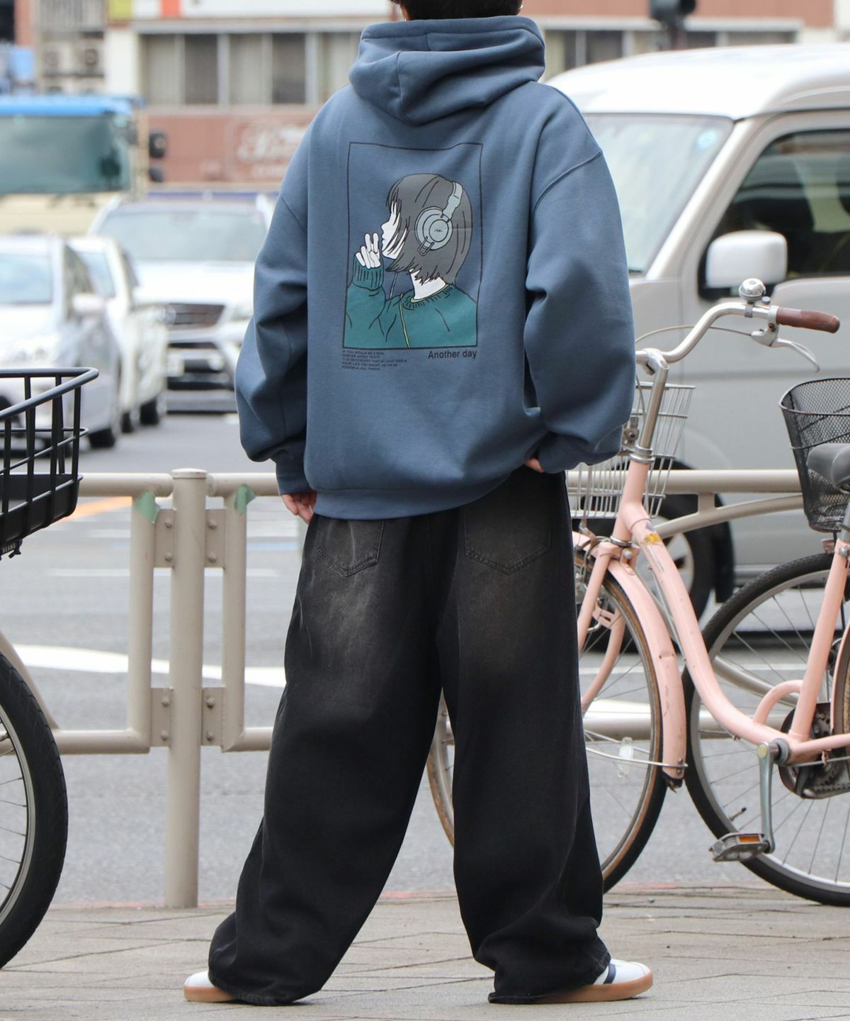 ILL'S（イルズ）イラストバックプリント ワンポイント刺繍 ビッグ