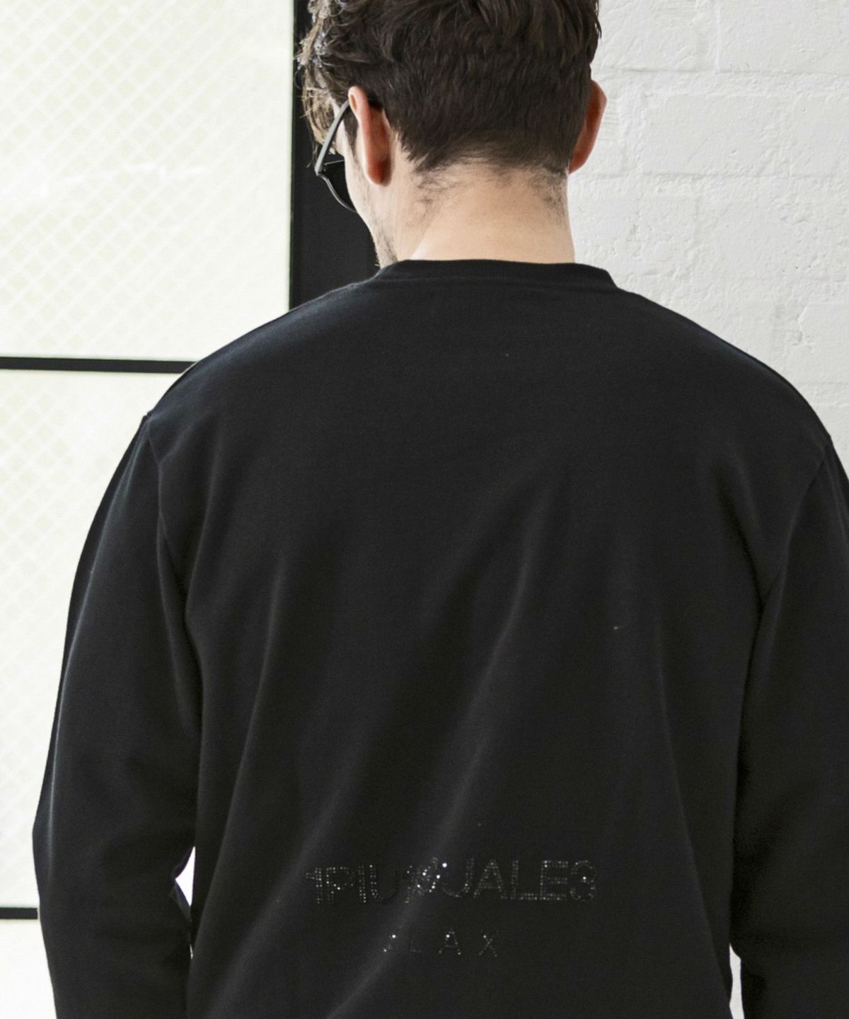 国内発送【1PIU1UGUALE3 RELAX】ラインストーンロゴクルーネック 1PIU1UGUALE3 RELAX】別注 ロゴラインストーンTシャツ｜メンズ