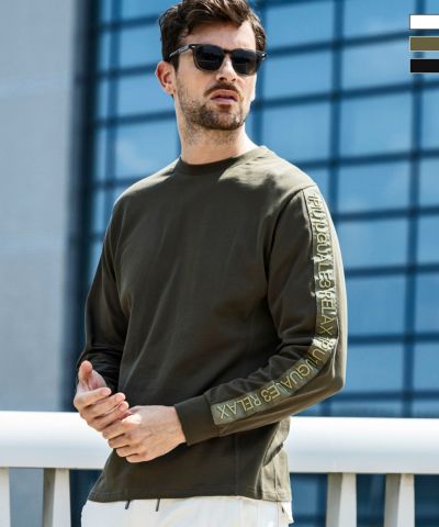 1PIU1UGUALE3 RELAX(ウノピゥウノウグァーレトレ リラックス)テープロゴロングTシャツ