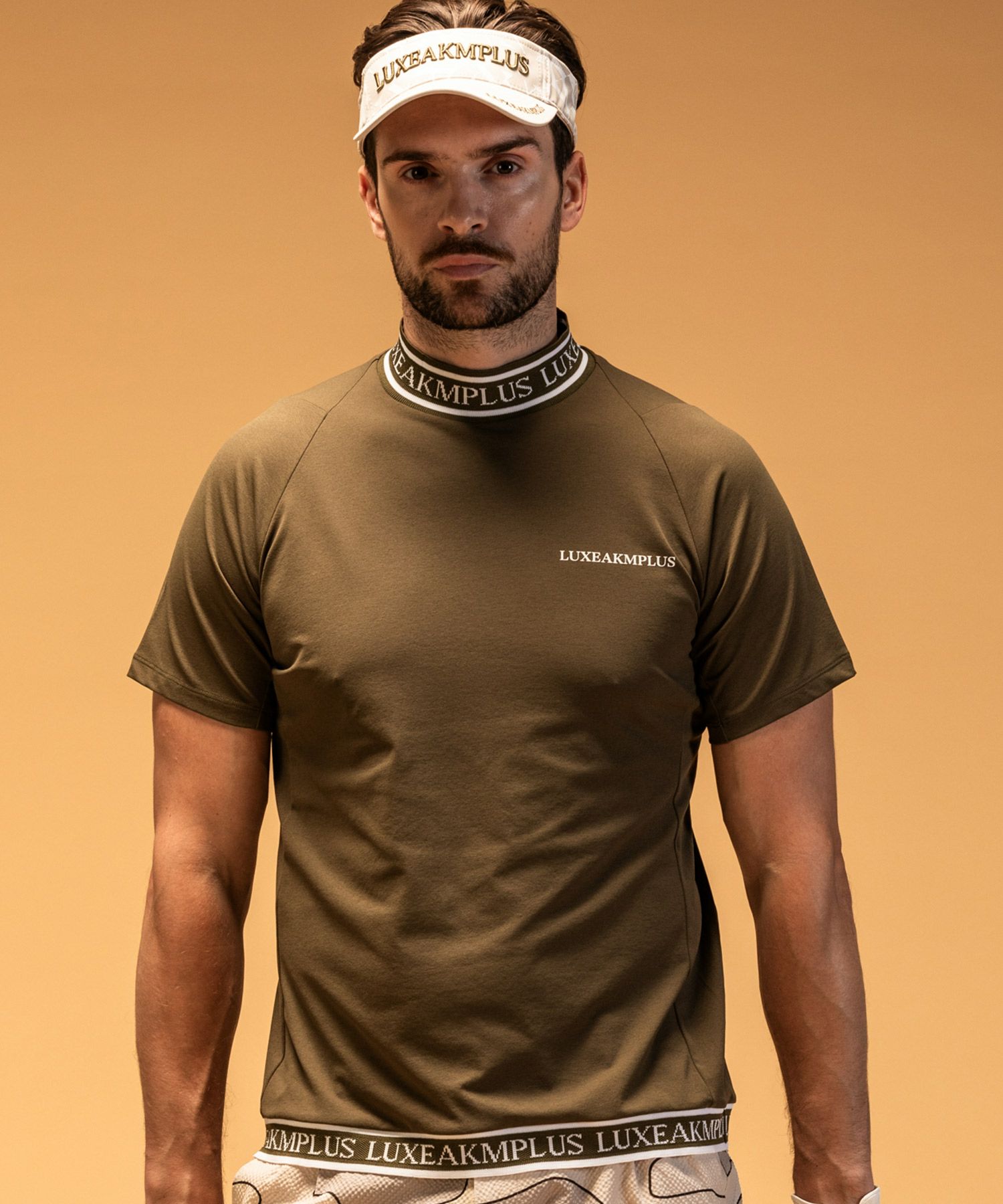 LUXEAKMPLUS 24SS バック ロゴ 半袖 モックネック Tシャツ LUXEAKMPLUS(リュクスエイケイエムプラス)ゴルフ バーチカルロゴ