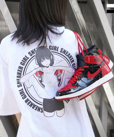 ILL’S(イルズ)【SNKR GIRL × #鹿 (Shika) コラボ】スニーカーガール ビッグシルエット サークルロゴ バックイラスト プリントTシャツ