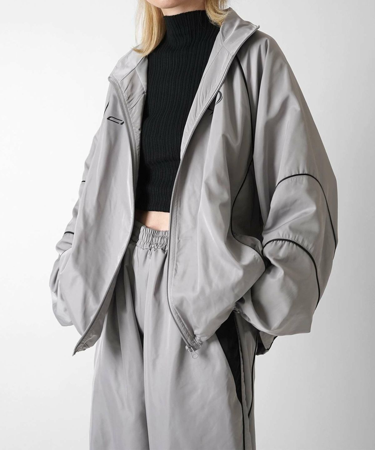 Confirm（コンファーム）Y2K ブロークコア ワンポイントロゴプリント