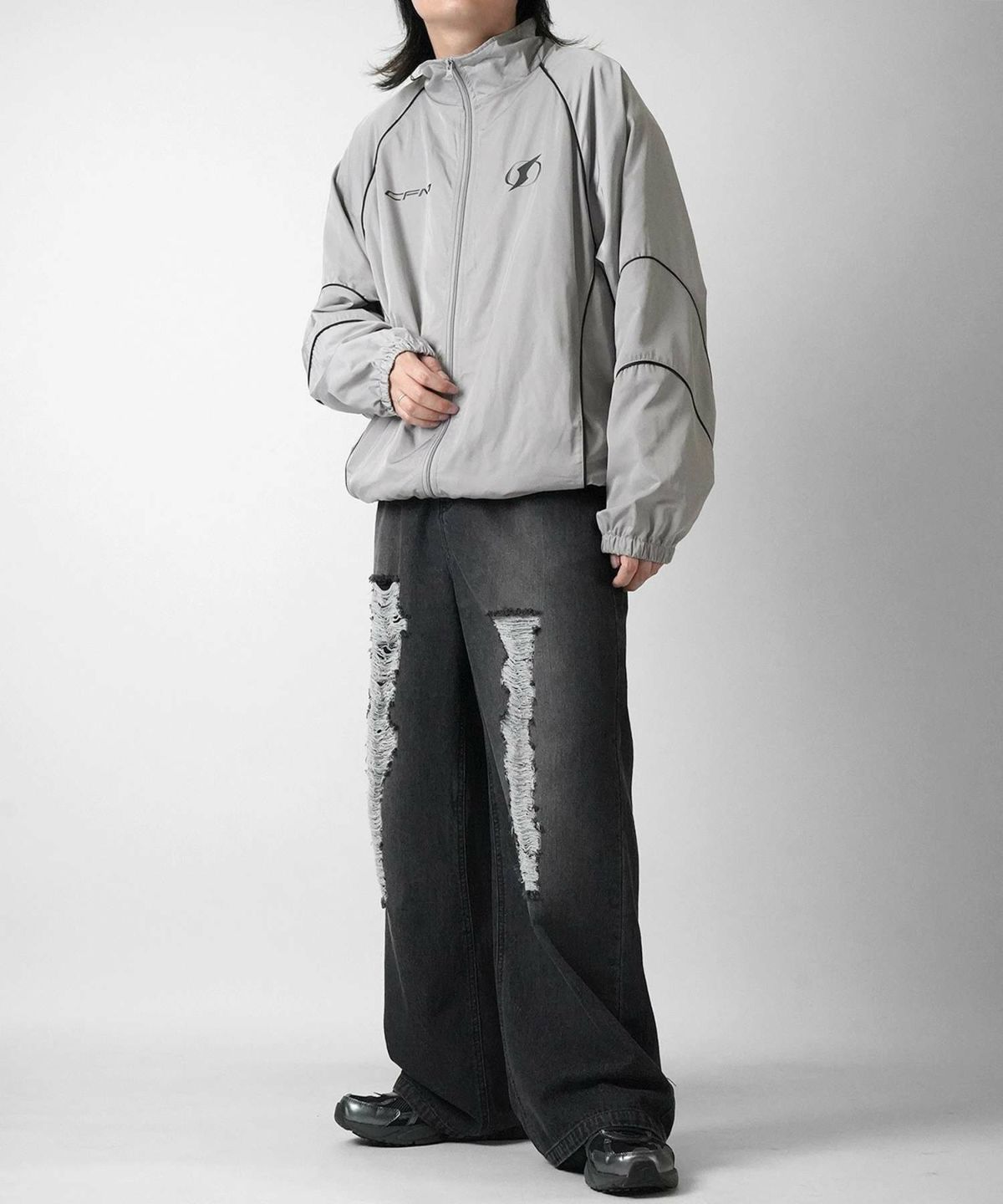 Confirm（コンファーム）Y2K ブロークコア ワンポイントロゴプリント