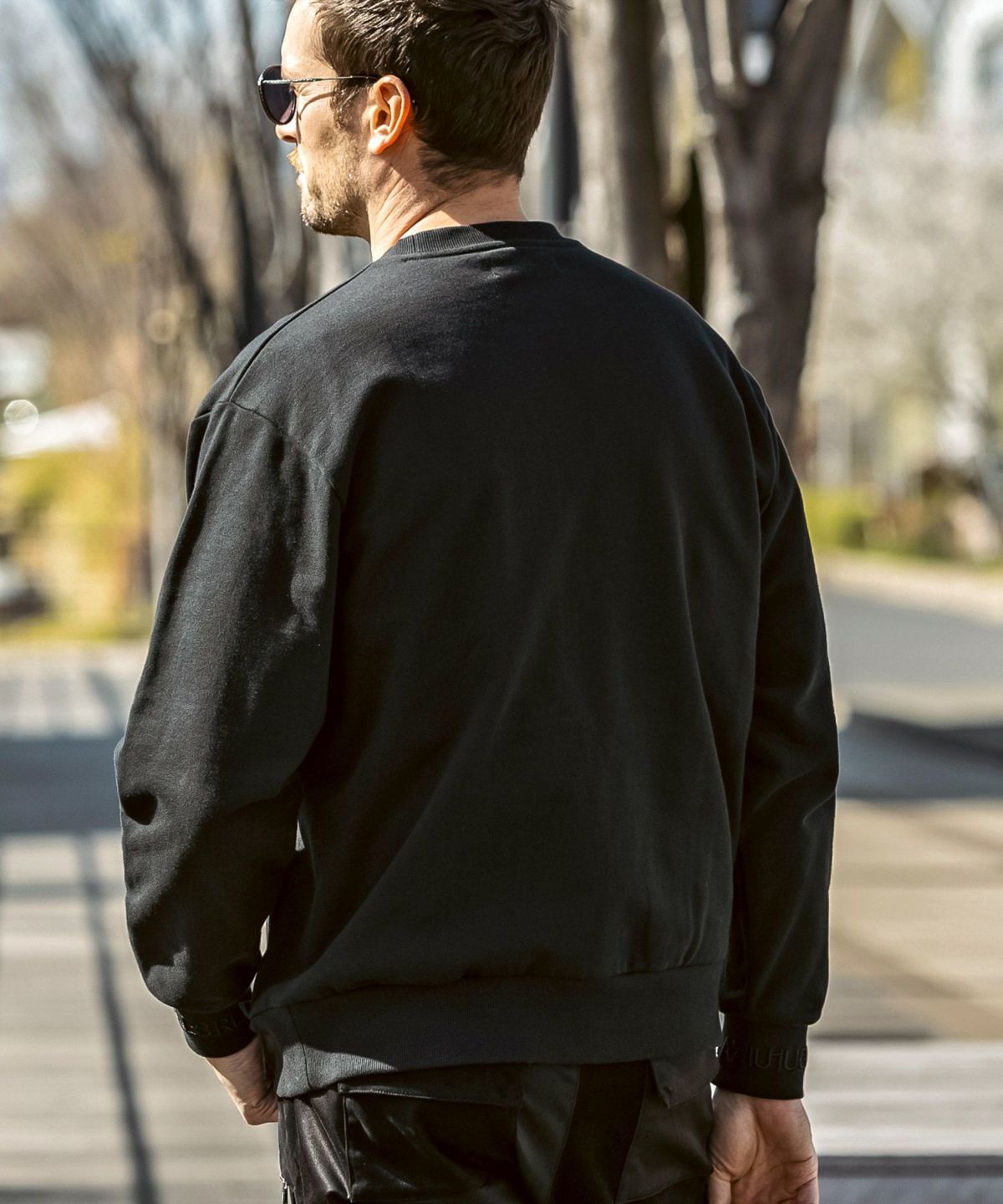 ウノピゥウノウグァーレトレ リラックス（1PIU1UGUALE3 RELAX）/1PIU1UGUALE3 RELAX レザーパッチスウェットクルーネックプルオーバー 1PIU1UGUALE3 RELAX(ウノピゥウノウグァーレトレ リラックス)レザー