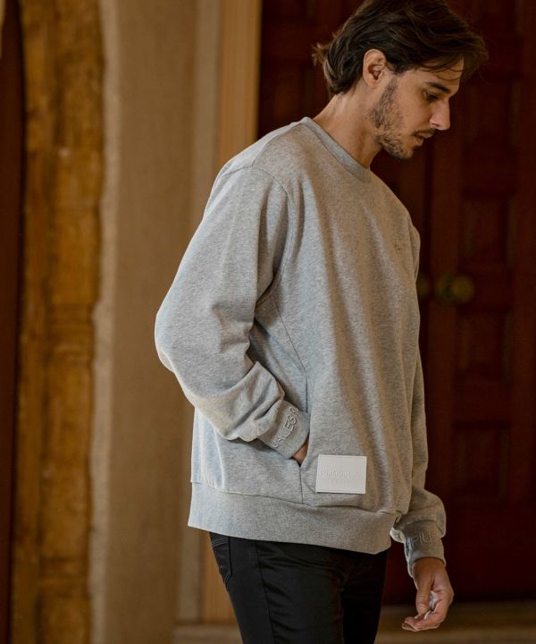 ウノピゥウノウグァーレトレ リラックス（1PIU1UGUALE3 RELAX）/1PIU1UGUALE3 RELAX レザーパッチスウェットクルーネックプルオーバー 1PIU1UGUALE3 RELAX(ウノピゥウノウグァーレトレ リラックス)レザー