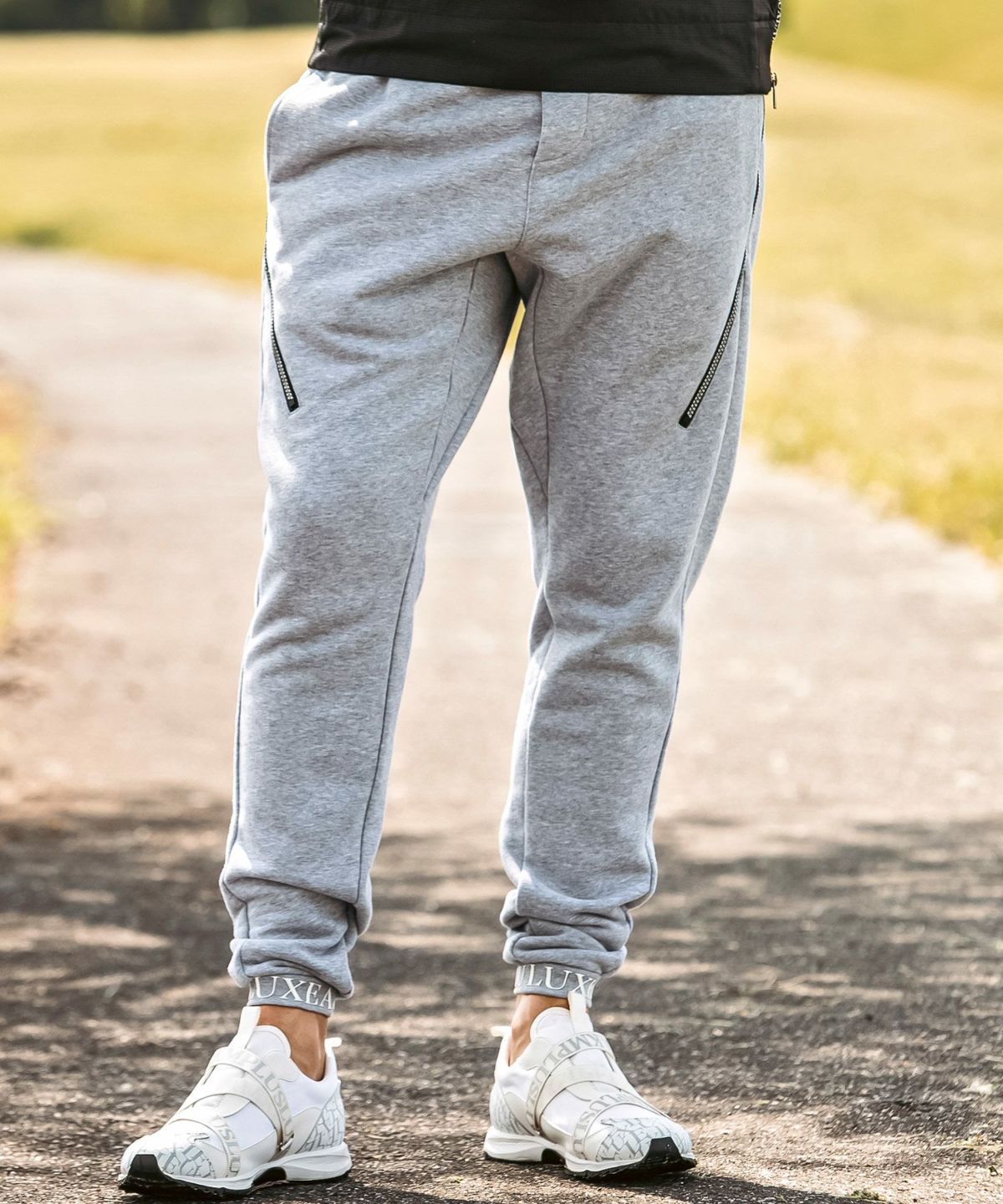 【新品,希少】 Golfickers ジャケット＆パンツ（Ｍ） LUXEAKMPLUS(リュクスエイケイエムプラス)ゴルフ トレーニング