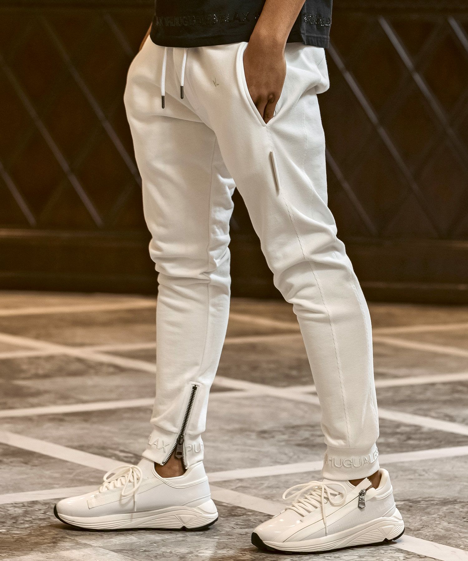 1PIU1UGUALE3 RELAX(ウノピゥウノウグァーレトレ リラックス)レザー