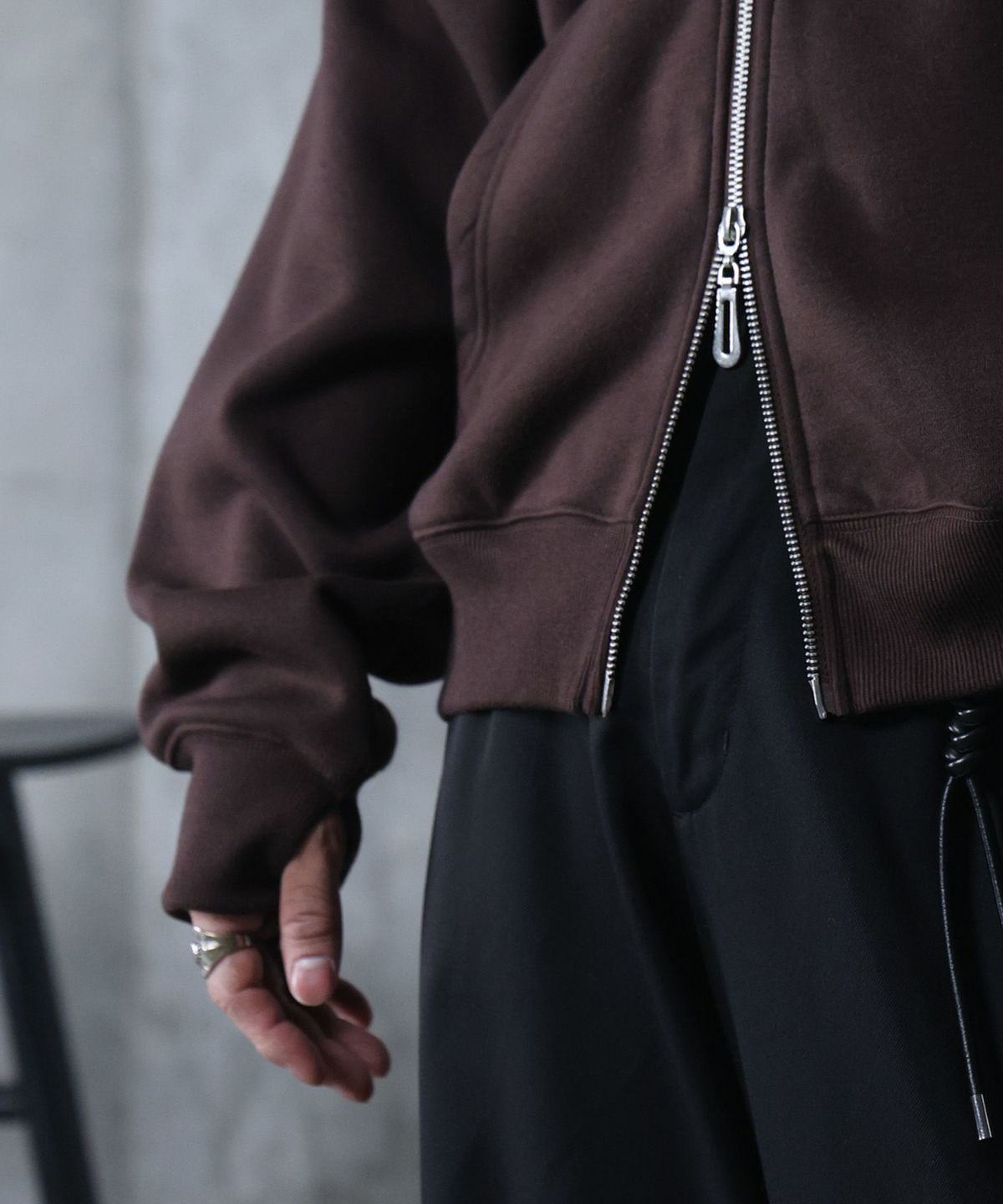 Confirm(コンファーム)サムホール フルジップフーディ メンズ