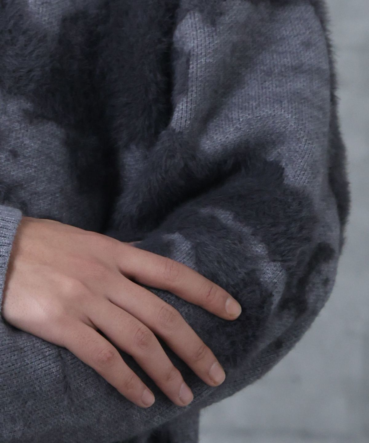 Confirm(コンファーム)アブストラクト柄 モヘアライク クルーニット